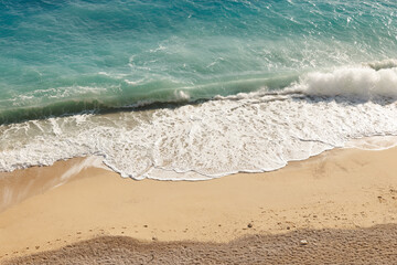 Peaceful Shoreline with Turquoise Waves and Golden Sand, Turkuaz Dalgalar ve Altın Kumlarla Huzurlu Sahil