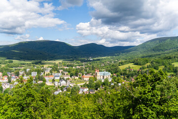 Blick vom Einsiedlerstein auf die Kleinstadt Hejnice im Isergebirge 2