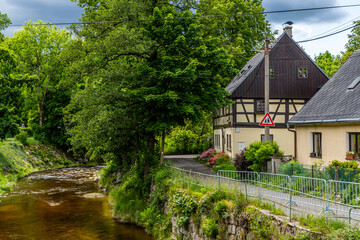 Hejnice mit dem Fluß Smeda im Isergebirge