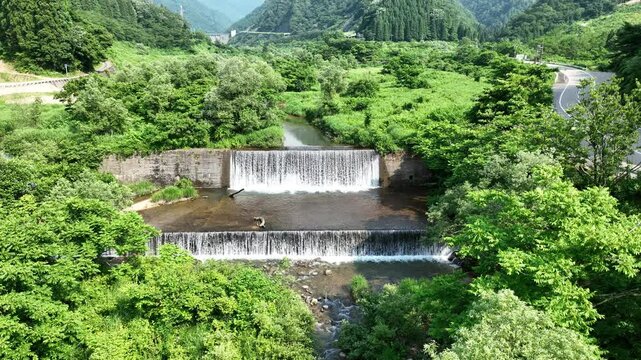 日本の富山県にある朝日小川ダム周辺の川の様子など