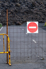 Abgesperrte Straße wegen Zerstörung durch Geröll und Lava nach Vulkanausbruch auf La Palma