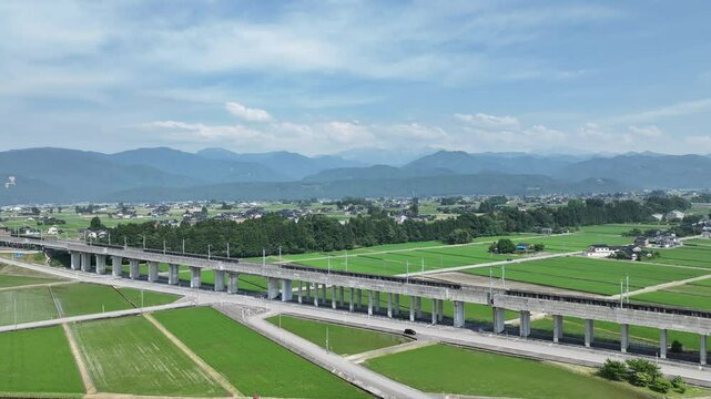 日本の富山県東部ですれ違う北陸新幹線の車両