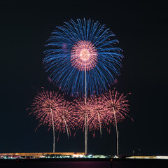 大阪・関西万博の会場近くで打ち上げられた花火