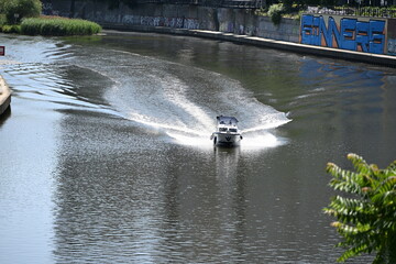 Obraz premium motorówka łódź motorowa płynie po rzece odra