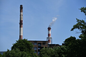elektrociepłownia Wrocław Polska miasto kominy czerwono białe dym © Miroslaw
