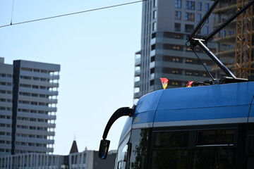 Obraz premium niebieski tramwaj na ulicach Wrocławia Polska