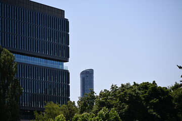 Budynek biurowy szło okna nowoczesny sky tower w tle Wrocław Polska © Miroslaw