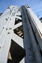 stary most żelazo nity droga brukowa torowisko tramwajowe w mieście