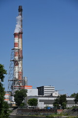 elektrociepłownia Wrocław Polska miasto kominy czerwono białe dym