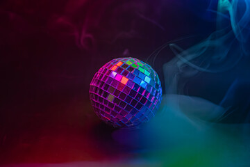 Obraz premium Image of a vibrant disco ball with a colorful, dynamic background Reflects light, evoking themes of partying and celebration related to the 1970s disco era