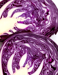 Obraz premium Sliced red cabbage showing concentric purple and white patterns