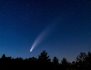 夜空を流れる彗星