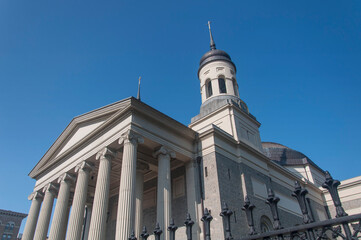 the baltimore basilica in maryland on a sunny blue sky day
