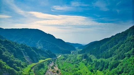 Fototapete Rund Blue Jeans 日本の富山県東部を流れる小川上流の朝日小川ダム周辺の風景  © 済 君島