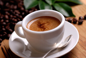 caffè espresso nella tazzina bianca