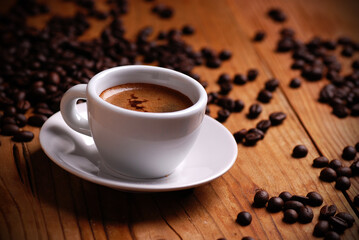 caffè espresso nella tazzina bianca