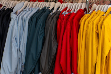 cir&eacute;es color&eacute;s &agrave; la devanture d'un magasin de v&ecirc;tements	