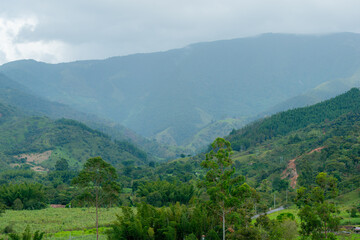 Naklejka premium Rainy afternoon over the Colombian mountains in a rural agricultural landscape