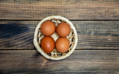 Huevos frescos de gallina en nido de paja