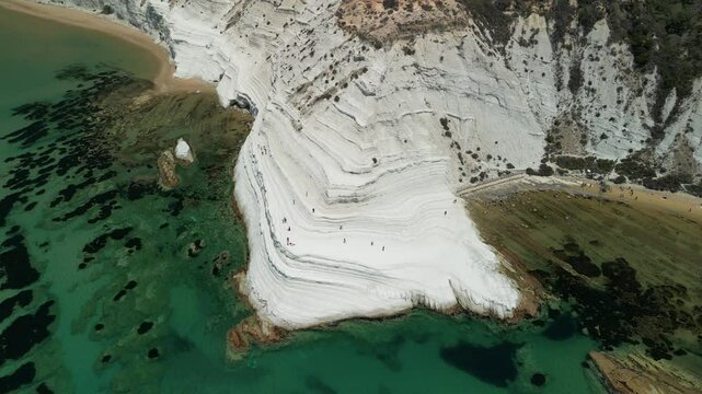 Scala Dei Turchi - Sycylia - Włochy - wapienne białe skały jedna z największych atrakcji na wyspie nagrana dronem w wysokiej jakości
