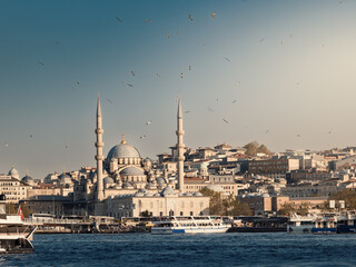 Fototapeta premium Residential district on shore of Golden Horn bay with Yeni Camii mosque, Istanbul, Turkey
