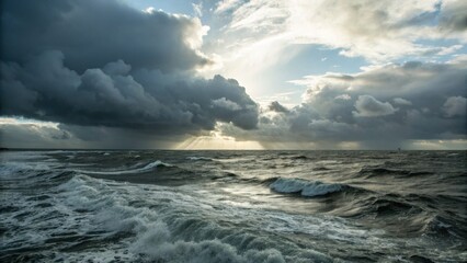 Obraz premium Dramatic ocean waves under moody clouds at sunset 