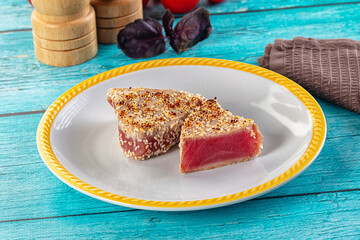 Tuna tataki with sesame seeds