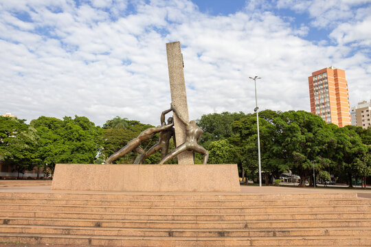 Detalhe da Pra&ccedil;a C&iacute;vica em Goi&acirc;nia com o Monumento &agrave;s Tr&ecirc;s Ra&ccedil;as em um dia nublado.