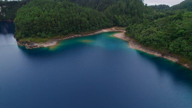 Cinco Lagos &ndash; Vista a&eacute;rea en dron del Parque Nacional Lagunas de Montebello, Chiapas