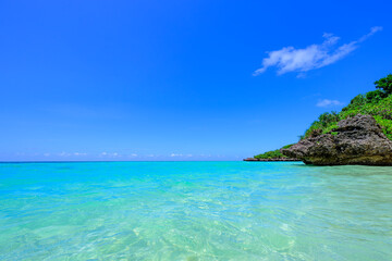  石垣島の透明度抜群のターコイズブルーが広がる平久保ビーチ　青空とエメラルドグリーンの海