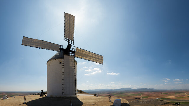 Molino de viento vestido con sus velamen