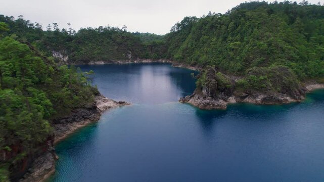 Cinco Lagos &ndash; Vista a&eacute;rea en dron del Parque Nacional Lagunas de Montebello, Chiapas