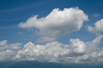 青空と夏の白い雲 長野県大町市