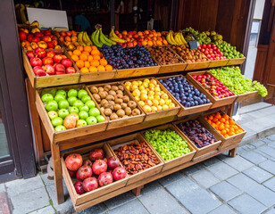 Obraz premium Vibrant Fruit Display in Wooden Crates at Outdoor Market