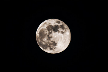 Obraz premium Full moon against a dark night sky revealing craters and lunar surface