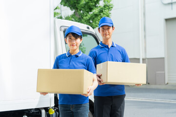 運送業者の若いスタッフ