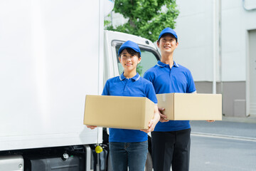 運送業者の若いスタッフ