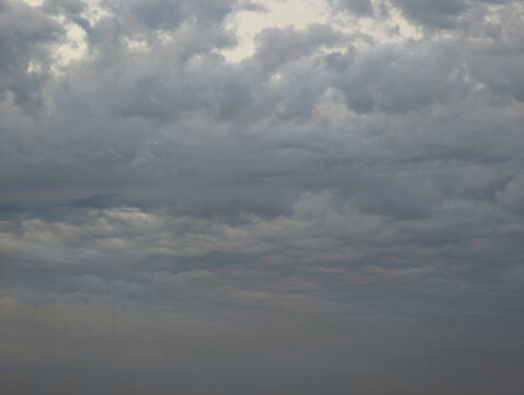 Cielo nublado con capas de nubes grises densas en d&iacute;a cubierto. Fondo natural para concepto de clima, meteorolog&iacute;a, paisaje atmosf&eacute;rico, nubosidad, atm&oacute;sfera, textura atmosf&eacute;rica, luz suave.