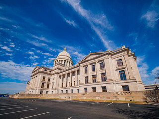 Obraz premium Sunny exterior view of the historical Arkansas State Capitol building