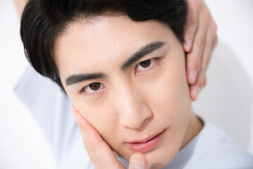 髭の脱毛やスキンケアをする若い男性　クローズアップ
