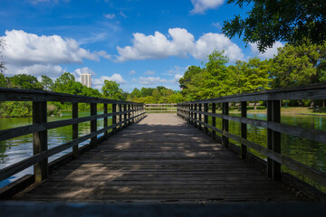 Obraz premium wooden bridge over the lake in Hermann Park