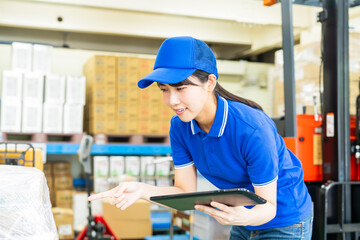 荷物を管理する若い女性