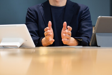 ジャケットを着てジェスチャーしているビジネスマン