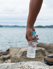 水のペットボトルを持っている人	