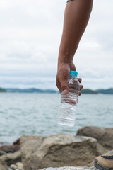 水のペットボトルを持っている人	