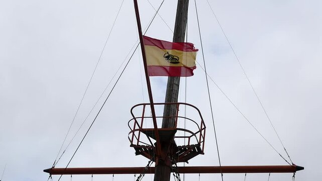 mastil de un barco antiguo con la bandera de espa&ntilde;a
