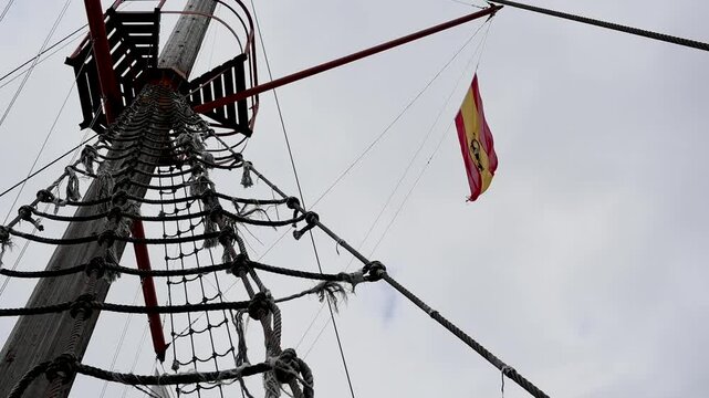 mastil, escalera de cuerda y bandera de espa&ntilde;ita en un barco antiguo