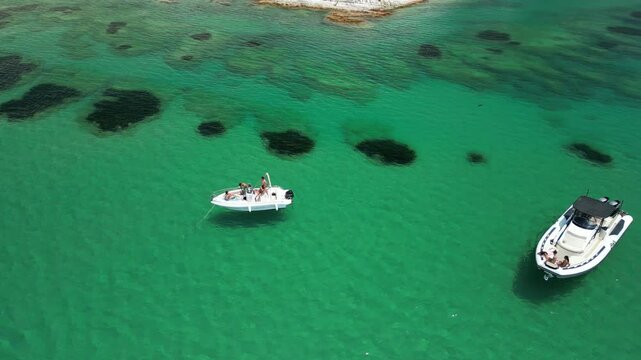 Scala Dei Turchi - Sycylia - Włochy - wapienne białe skały jedna z największych atrakcji na wyspie nagrana dronem w wysokiej jakości