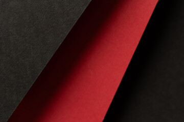 重なる赤と黒の画用紙