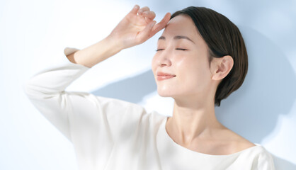 美容　スキンケア　目を瞑る女性